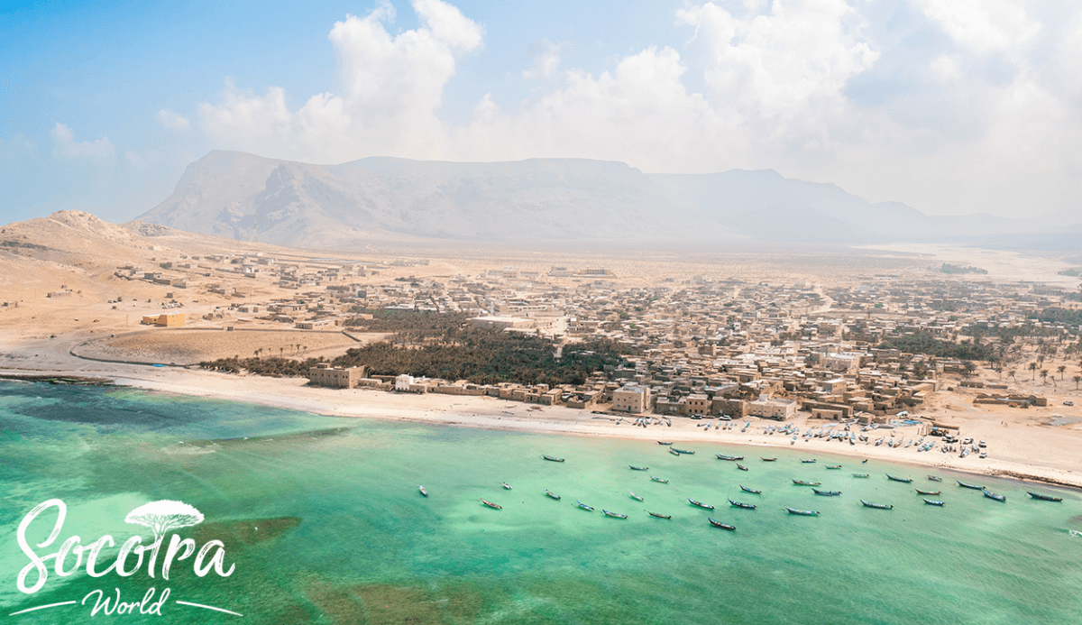 Qalansiyah, the second-largest city in Socotra, is characterized by its simple lifestyle and its direct connection to the sea. It serves as a gateway to many tourist sites on the island, such as Detwah Lagoon, Qauher Reserve, and the pristine Shuaab Beach, making it a perfect spot to watch dolphins swim alongside tourist boats.